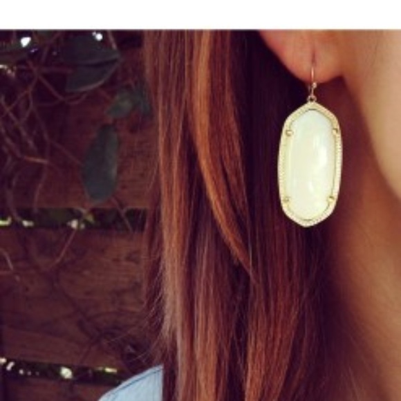 White Elle Earrings - Picture 2 of 8